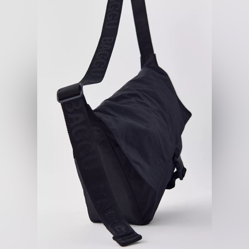 BAGGU Sport Messenger Bag- Black - Picture 2 of 5